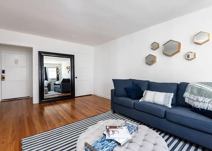Luxe 1-Bedroom Apartment W/ Hot Tub