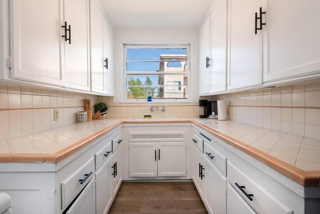 Luxe 1-bedroom W/ Hot Tub Apartment Los Angeles