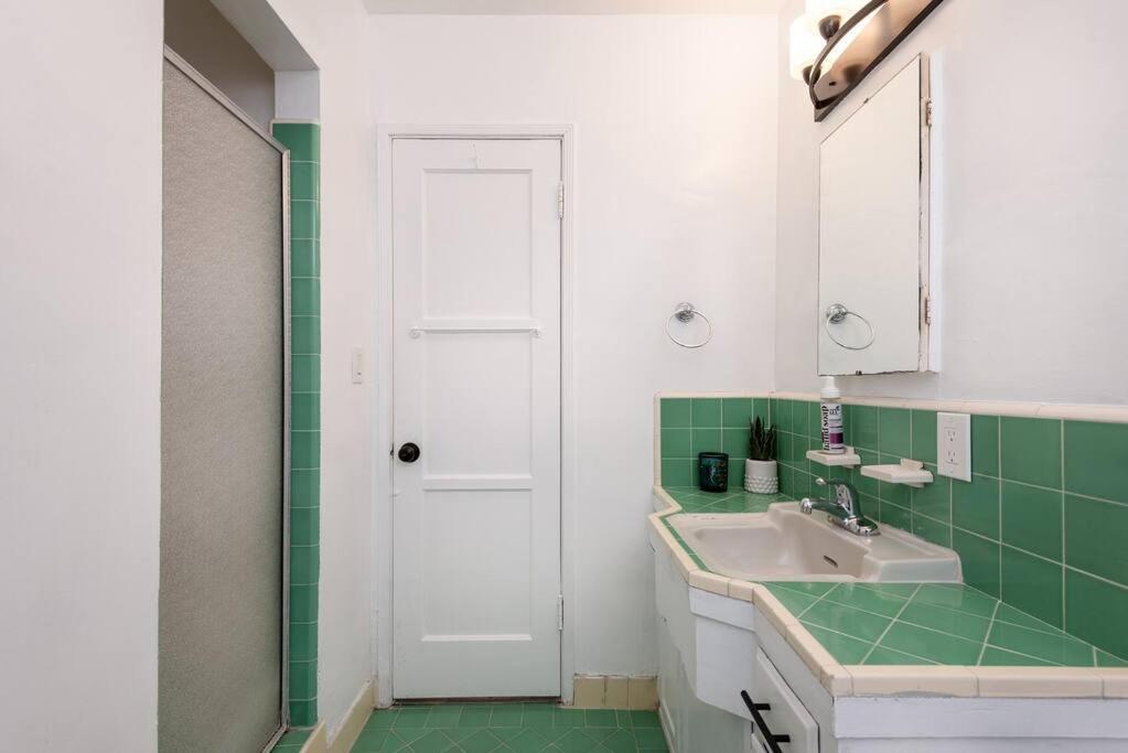 Luxe 1-bedroom W/ Hot Tub Apartment